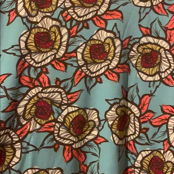 Xs LulaRoe Irma - Picture 2 of 5